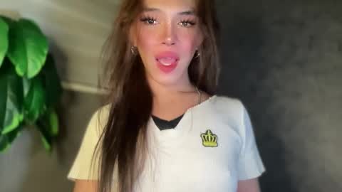 QUEEN online show from December 1, 2025, 2:27 am