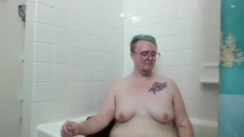 Snapshot of queerlyjaz chatting on September 14, 2025, 6:40 pm queerlyjaz online show from September 14, 2025, 6:40 pm