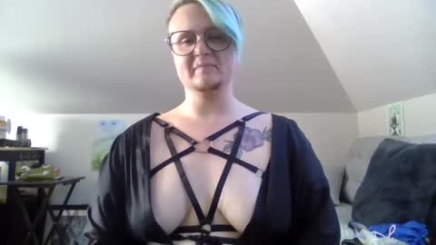 Snapshot of queerlyjaz chatting on September 17, 2025, 12:12 am queerlyjaz online show from September 17, 2025, 12:12 am