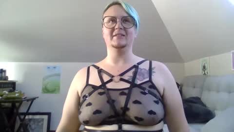 Snapshot of queerlyjaz chatting on September 18, 2025, 11:40 pm queerlyjaz online show from September 18, 2025, 11:40 pm