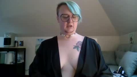 Snapshot of queerlyjaz chatting on October 1, 2025, 12:05 am queerlyjaz online show from October 1, 2025, 12:05 am