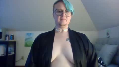 Snapshot of queerlyjaz chatting on October 2, 2025, 1:45 am queerlyjaz online show from October 2, 2025, 1:45 am