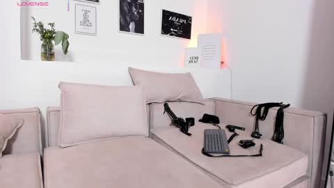 RACHEL ES online show from September 12, 2025, 5:29 am