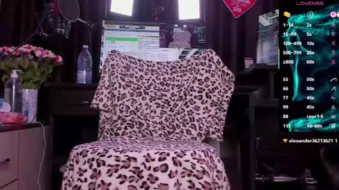 Laura online show from October 27, 2025, 3:43 am