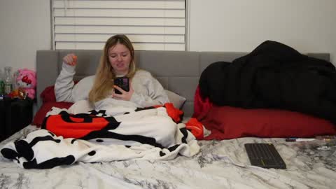 Snapshot of ramichick chatting on January 22, 2025, 1:31 am Rami online show from January 22, 2025, 1:31 am