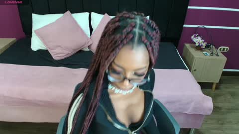 Snapshot of raqueljones_ chatting on December 19, 2024, 7:18 pm Raquel online show from December 19, 2024, 7:18 pm