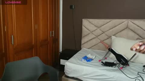 Snapshot of raqueljones_ chatting on October 9, 2025, 11:41 am Raquel online show from October 9, 2025, 11:41 am