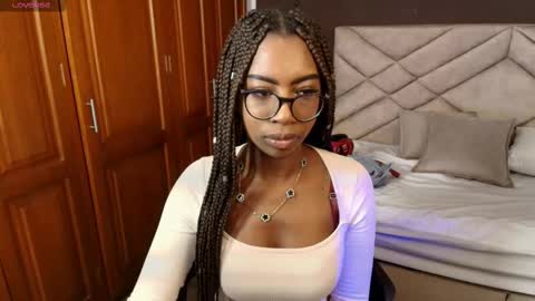 Snapshot of raqueljones_ chatting on October 27, 2025, 7:18 pm Raquel online show from October 27, 2025, 7:18 pm