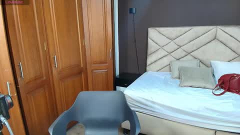 Snapshot of raqueljones_ chatting on October 28, 2025, 7:27 pm Raquel online show from October 28, 2025, 7:27 pm