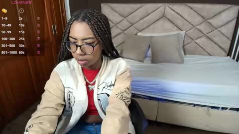 Snapshot of raqueljones_ chatting on November 7, 2025, 11:32 am Raquel online show from November 7, 2025, 11:32 am