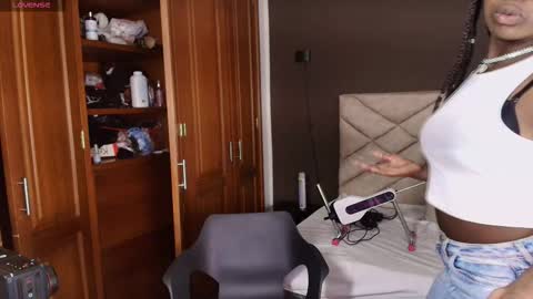 Snapshot of raqueljones_ chatting on November 28, 2025, 12:08 pm Raquel online show from November 28, 2025, 12:08 pm