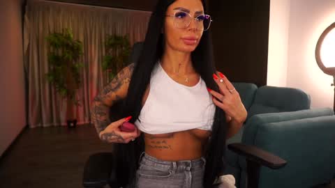 Snapshot of raquellevon chatting on January 11, 2025, 7:16 pm Raquelle online show from January 11, 2025, 7:16 pm