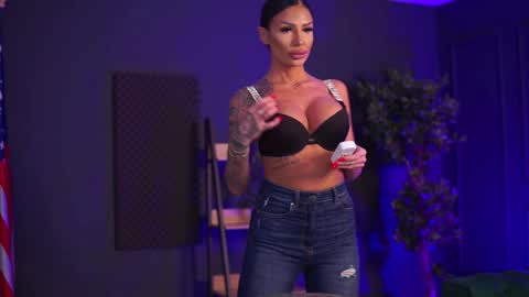 Snapshot of raquellevon chatting on January 23, 2025, 6:45 pm Raquelle online show from January 23, 2025, 6:45 pm