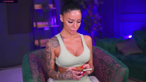 Snapshot of raquellevon chatting on January 27, 2025, 5:48 pm Raquelle online show from January 27, 2025, 5:48 pm