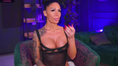 Snapshot of raquellevon chatting on January 27, 2025, 8:49 pm Raquelle online show from January 27, 2025, 8:49 pm