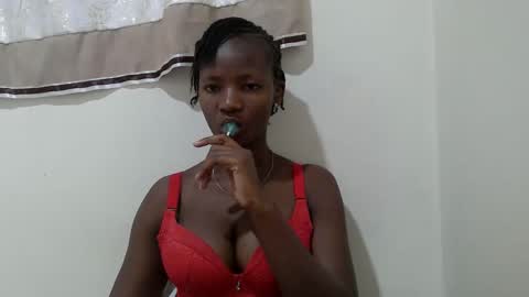 Snapshot of realqueen_ chatting on November 7, 2025, 5:07 am queen online show from November 7, 2025, 5:07 am