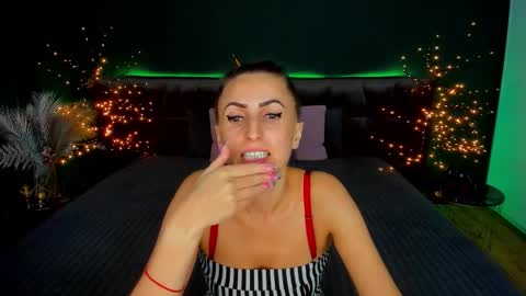 Snapshot of rebecca_diamonds chatting on September 13, 2025, 12:05 pm rebecca_diamonds online show from September 13, 2025, 12:05 pm