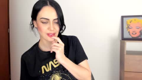 red_flower203 online show from October 9, 2025, 12:41 am