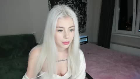 Snapshot of red_qwe chatting on November 4, 2025, 3:33 pm Erika online show from November 4, 2025, 3:33 pm