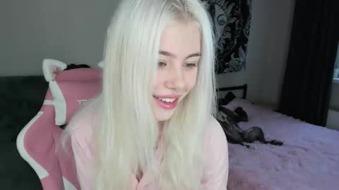 Snapshot of red_qwe chatting on November 9, 2025, 8:34 am Erika online show from November 9, 2025, 8:34 am