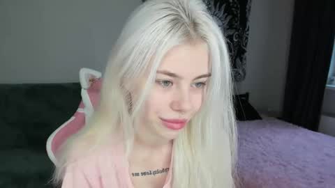 Snapshot of red_qwe chatting on November 10, 2025, 8:24 am Erika online show from November 10, 2025, 8:24 am