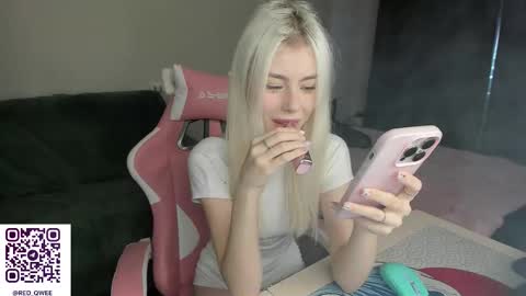 Snapshot of red_qwe chatting on November 27, 2025, 8:38 am Erika online show from November 27, 2025, 8:38 am