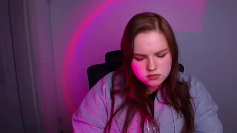 Reina online show from December 19, 2025, 2:13 pm