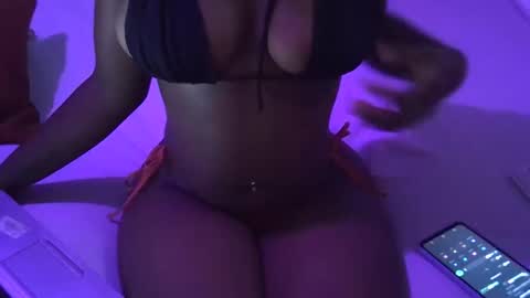 renal_queen online show from October 22, 2025, 11:21 am