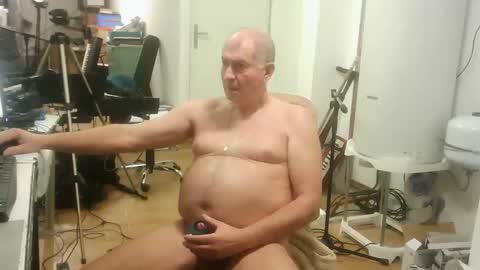 Snapshot of renefr chatting on November 12, 2025, 12:00 am renefr online show from November 12, 2025, 12:00 am