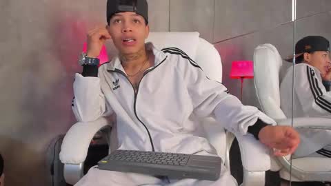 Snapshot of renzo_dogan chatting on December 2, 2025, 2:39 am Ren online show from December 2, 2025, 2:39 am