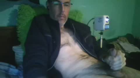 reyes_albert2006 online show from December 15, 2025, 6:39 am