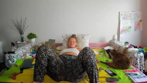 Snapshot of richlucky555 chatting on October 10, 2025, 12:04 pm Anna - not anna - right Anna online show from October 10, 2025, 12:04 pm