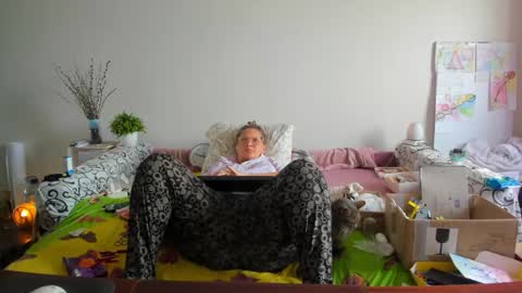 Snapshot of richlucky555 chatting on October 24, 2025, 7:27 am Anna - not anna - right Anna online show from October 24, 2025, 7:27 am