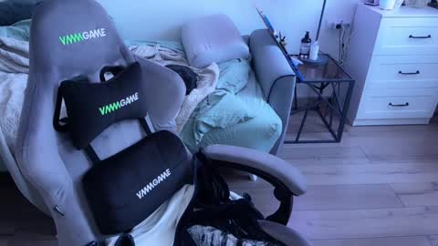   DianaBrite            fansl y online show from February 7, 2025, 12:28 pm