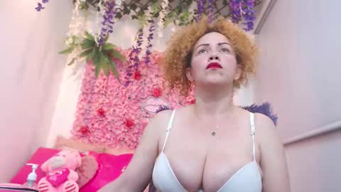 Snapshot of risitos_de_oro_ chatting on November 6, 2025, 12:11 am Risitos De Oro online show from November 6, 2025, 12:11 am