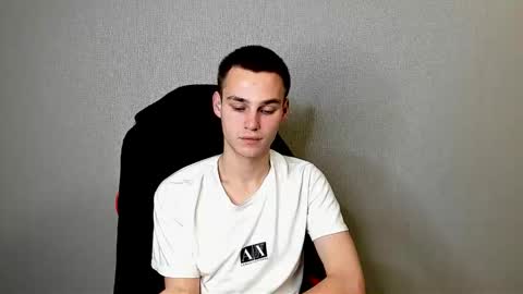 robert10211 online show from November 22, 2025, 5:17 am