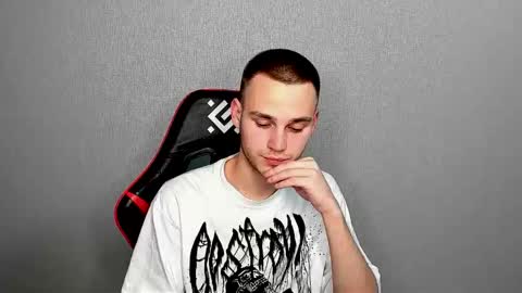 robert10211 online show from December 3, 2025, 5:55 pm