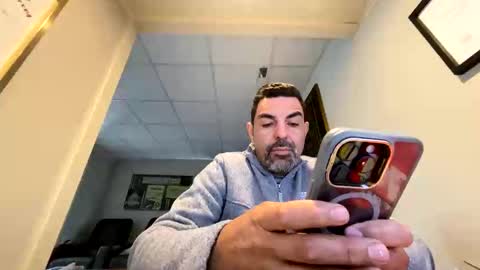 roblatino12 online show from November 17, 2025, 4:13 pm