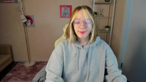 Snapshot of rockett_bunny chatting on October 3, 2025, 1:13 am Rockett online show from October 3, 2025, 1:13 am