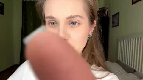 Snapshot of rolandaslatten chatting on December 14, 2025, 7:14 am Mia online show from December 14, 2025, 7:14 am