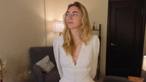 Snapshot of rosa_jones_ chatting on October 9, 2025, 7:50 am Emma online show from October 9, 2025, 7:50 am