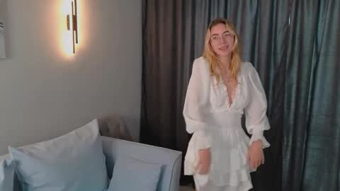 Snapshot of rosa_jones_ chatting on October 20, 2025, 6:25 am Emma online show from October 20, 2025, 6:25 am