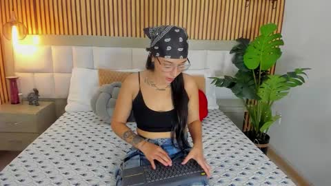 Snapshot of roseaurora chatting on October 19, 2025, 1:23 pm roseaurora online show from October 19, 2025, 1:23 pm