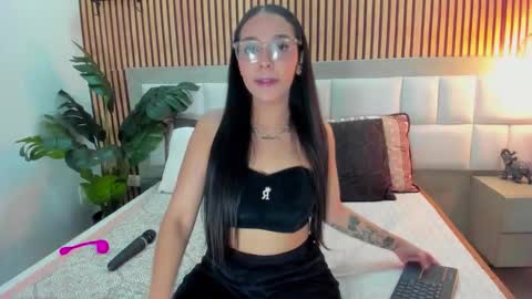 Snapshot of roseaurora chatting on December 14, 2025, 12:43 pm roseaurora online show from December 14, 2025, 12:43 pm