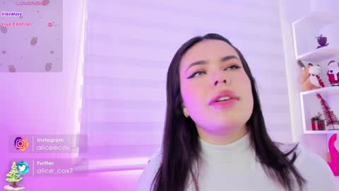 Snapshot of rosse_amyy chatting on December 18, 2024, 7:08 pm online show from December 18, 2024, 7:08 pm