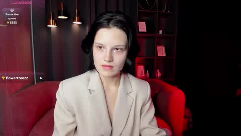 Snapshot of rowenmoon chatting on December 18, 2025, 2:23 pm rowenmoon online show from December 18, 2025, 2:23 pm