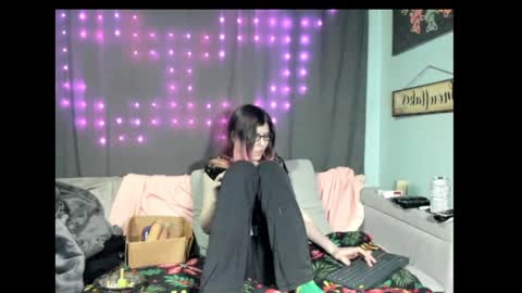 roxihazeleyes online show from February 5, 2025, 1:26 am