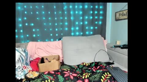 roxihazeleyes online show from February 7, 2025, 10:08 am