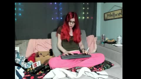 roxihazeleyes online show from February 7, 2025, 6:45 pm