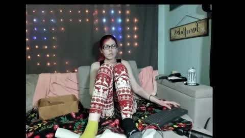 roxihazeleyes online show from February 11, 2025, 1:20 am